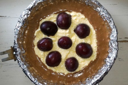 Шоколадный пирог с творогом и сливами: шаг 8
