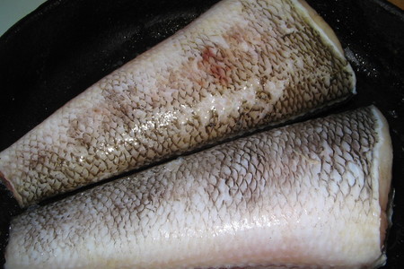 Рыба запеченная в сливках с луком и грецкими орехами: шаг 1