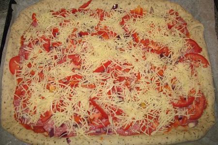 Пицца "салями" с овощным акцентом и сыром в корочке: шаг 6