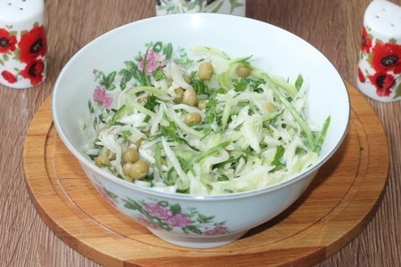 Постный салат из капусты и зеленого горошка: шаг 5