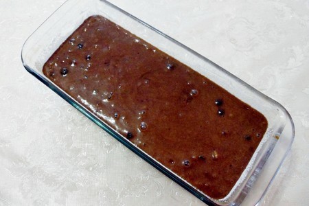 Постный шоколадный манник с ягодами, сухофруктами и орехами: шаг 8