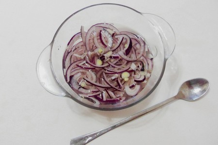 Салат с тунцом и белой фасолью: шаг 1