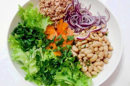Салат с тунцом и белой фасолью: шаг 6