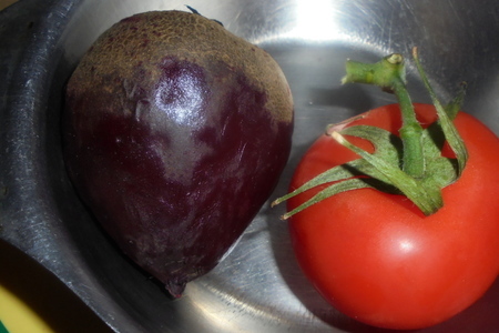 Салат со свеклой, помидорами и вяленой клюквой: шаг 1