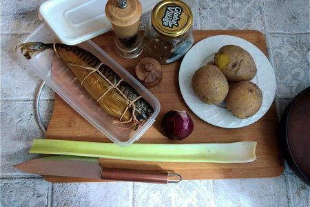 Картофельный салат со скумбрией горячего копчения: шаг 1