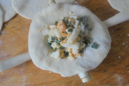 Пирожки с яйцами и зеленым луком на бездрожжевом тесте: шаг 7