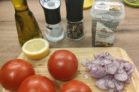 Салат из помидоров к шашлыку “средиземноморский”: шаг 1