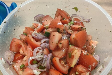Салат из помидоров к шашлыку “средиземноморский”: шаг 4