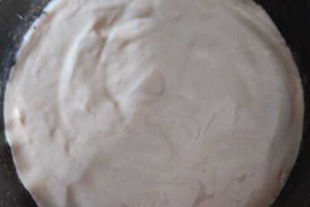 Бисквитный пирог с заварным кремом и ягодами: шаг 3