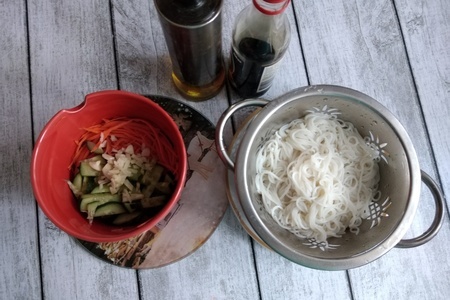 Салат с рисовой лапшой, курицей и овощами: шаг 5
