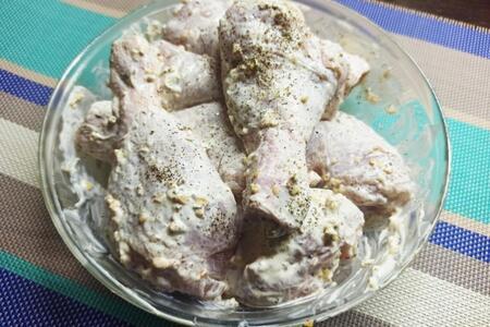 Запеченные куриные голени в сливочно-грибном соусе: шаг 1