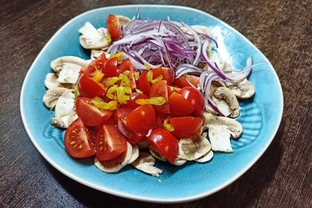 Салат из свежих шампиньонов с помидорами черри: шаг 2