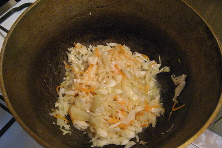 Тушеная, квашенная капуста с сосисками под чесночным соусом: шаг 1