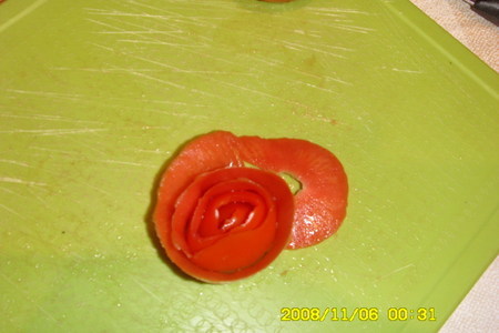 Украшение из помидора "роза": шаг 3