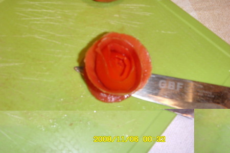 Украшение из помидора "роза": шаг 4