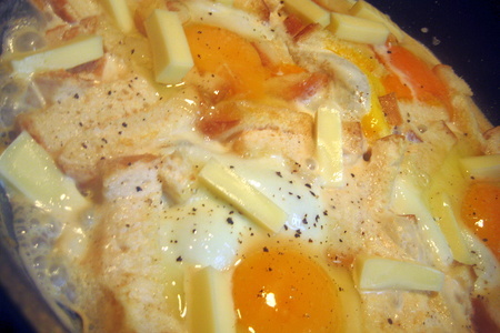 Яйца в топлёном молоке с белым хлебом и моцареллой.: шаг 3