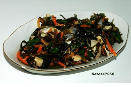 Салат с морской капустой и сельдью.: фото шаг 2