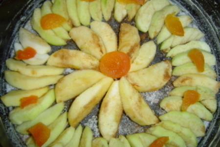 Пирог яблочный  цветочная поляна: шаг 2