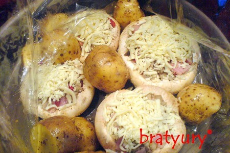 Шампиньоны фаршированные и картофель, печёные в пакете, с соусом "шрирача": шаг 7