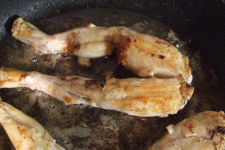 Лягушачьи лапки в сметанном соусе с чесночным пюре: шаг 5