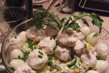 Салат с куриными тефтельками и перепелиными яйцами: шаг 1