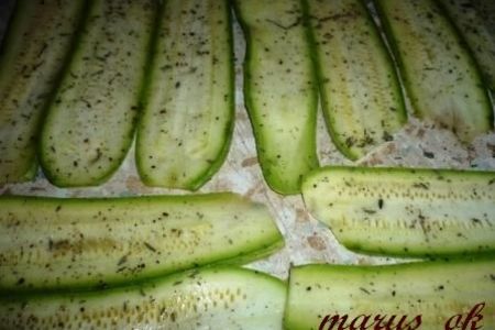 Рыбные тефтельки в обертках из цукини на шпажках в сливках: шаг 2