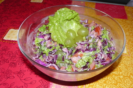 Салат из краснокочанной капусты с белым виноградом: шаг 1