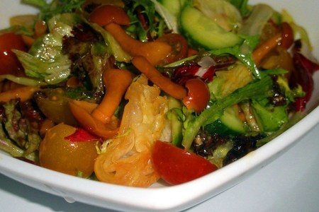 Зелёный салат с мариноваными грибочками: шаг 1