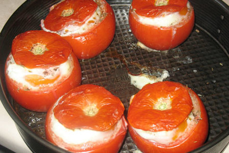 Печёные помидоры с курицей и яйцом: шаг 4