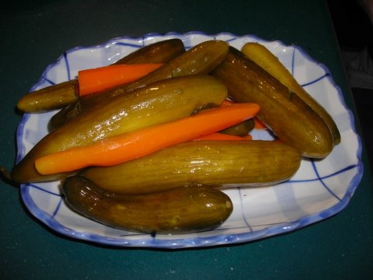 Малосольные огурчики  и   морковь