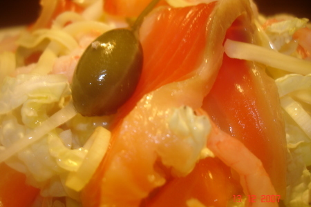 Салат из пекинской капусты с лососем и креветками: шаг 1