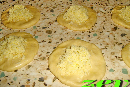 Погоча - турецкие булочки с сыром и кунжутом: шаг 5