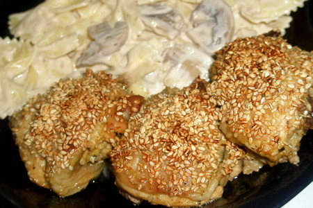 Пряные куриные бёдрышки в кунжуте на гарнир макароны-бантики в сливочно-грибном соусе: шаг 1