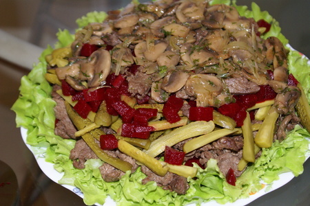 Пряный салат с говядиной, свёклой и грибами: шаг 7