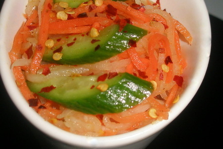 Салат из дайкона и моркови с огурцами: шаг 1