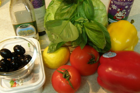 Овощной салатик с помидорами и сыром фета: шаг 1