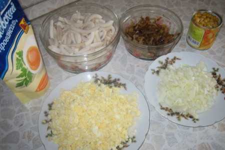 Салат из кальмар с луком: шаг 1