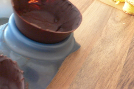 Шоколадные корзиночки с бисквитом и с кремом: шаг 2