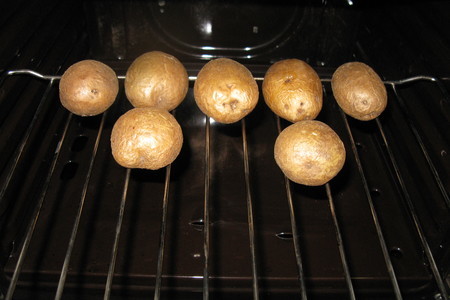 Фаршированный картофель "лодочки" с фаршем и овощами: шаг 1