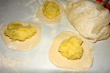 Пирожки с разной начинкой: картошкой, капустой и бананами: шаг 4