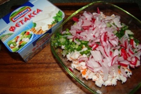 Крабовый салат с соусом из брынзы и йогурта: шаг 1