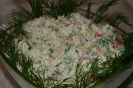 Крабовый салат с соусом из брынзы и йогурта: шаг 4
