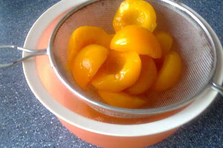 Салат с персиками.: шаг 3