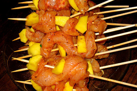 Куриная грудка с манго на шпажках в манго-чили соусе: шаг 2