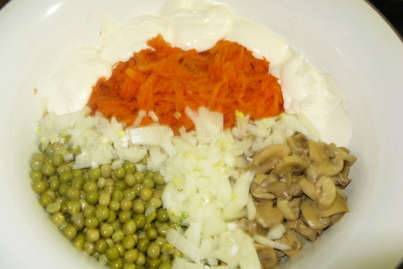 Морковный салат с грибами и горошком: шаг 2
