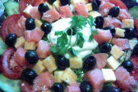 Салат с семгой, сыром, маслинами и овощами: шаг 6