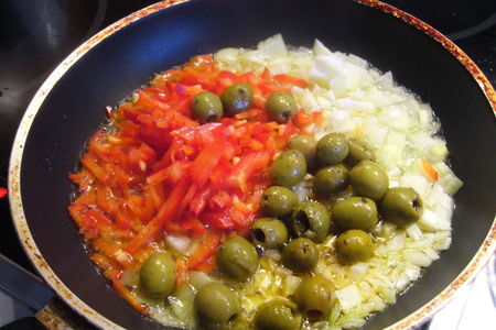 Тальятелле (гнезда) с мидиями и оливками в томатном соусе: шаг 1