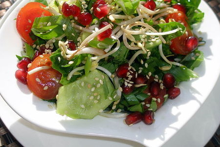 Овощной салат с листьями дайкона и гаранатовыми зернами: шаг 1