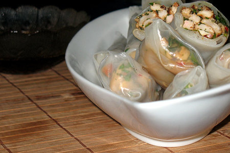 Рулетики из рисовой бумаги с салатом из курицы по тайски: шаг 7