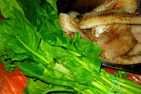 Филе морского окуня в шубке из шпината на соусе из паприки: шаг 1